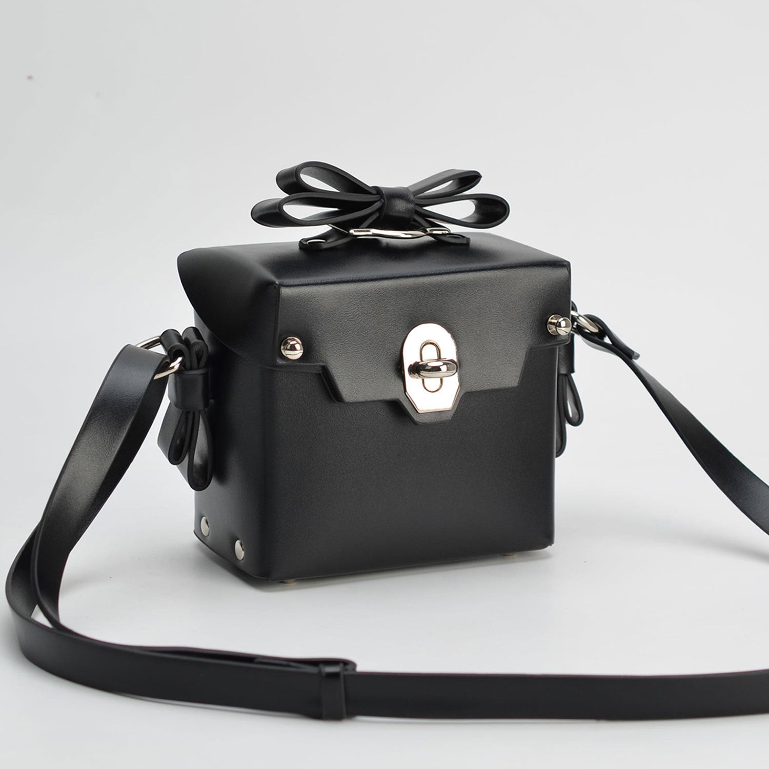 Women'S Bag Three Dimensional Bow Rivet Single Shoulder Bag Retro Lock Handbag Small Square Bag