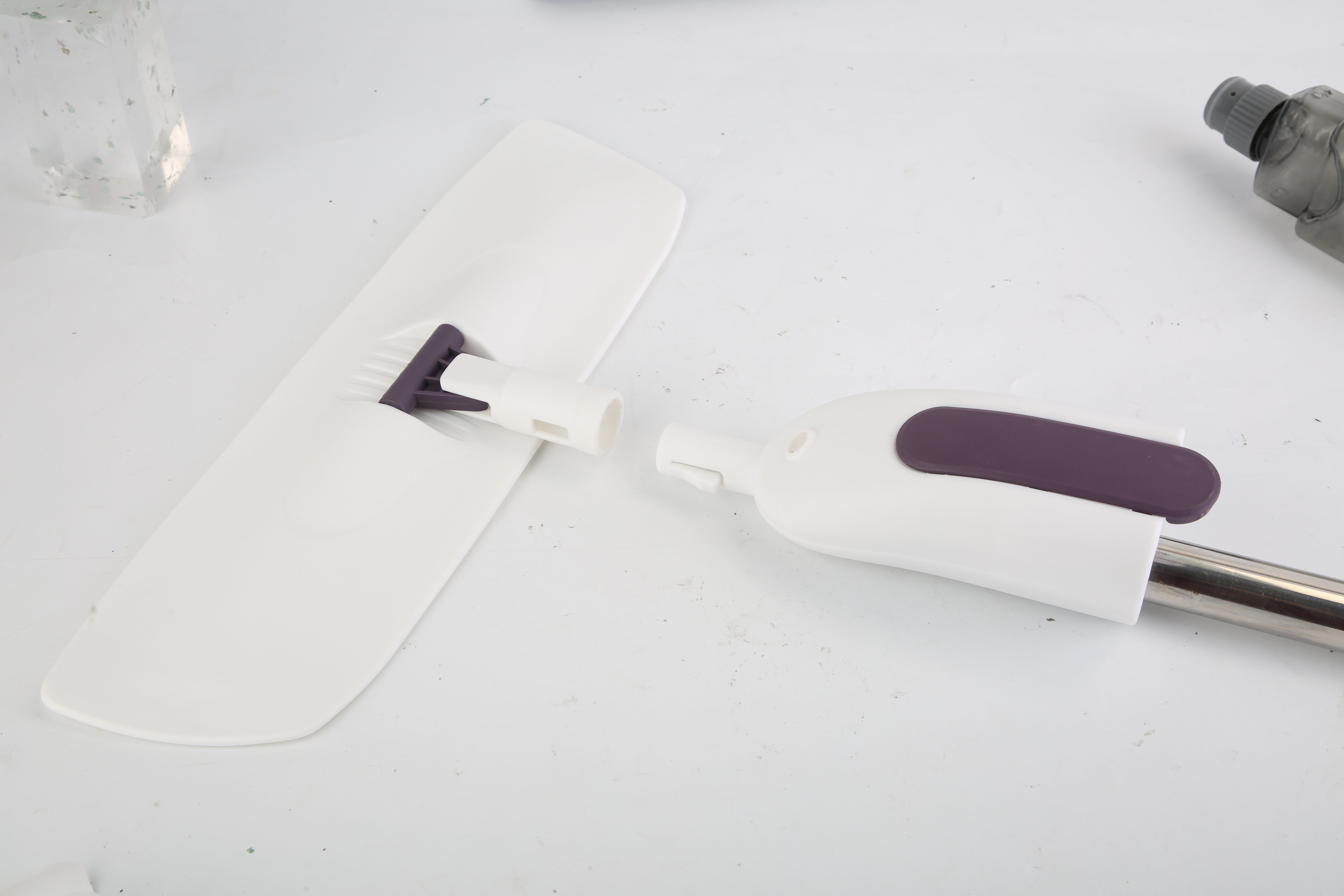 1Set Spray Mop With 3 Machine Washable Microfiber Pads 12OZ Refillable Water Bottle Wet Dry Use Microfiber Mop For Hardwood Ceramic Tiles Laminate Floor Cleaning Commercial Home Use